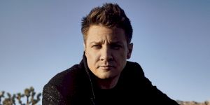 Jeremy Renner, Hawkeye din Avengers, foarte îndrăgit si in Romania a suferit un accident grav
